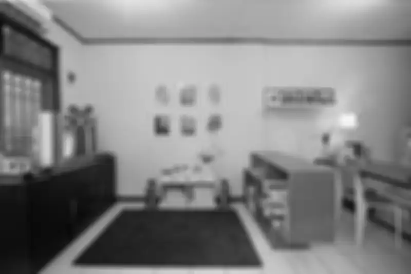 Karpet cokelat yang bisa digunakan untuk duduk menjadi batas tak masif untuk membedakan fungsi ruang.