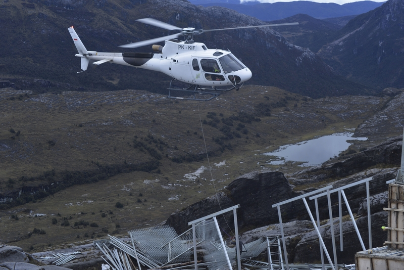 Bahan-bahan pembuatan menara BTS untuk Palapa Ring di pedalaman, harus diangkut dengan helikopter.