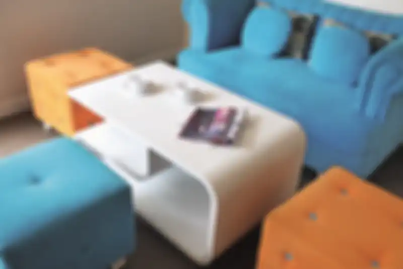 Sofa dengan warna ceria menjadi aksen menarik pada ruang.