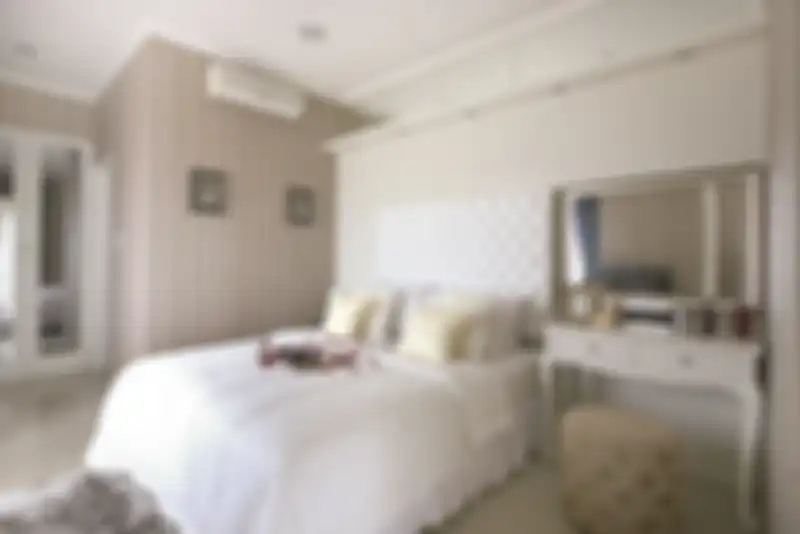 Penggunaannya pun makin beragam. Kulit sintetis digunakan juga untuk bahan head board tempat tidur.