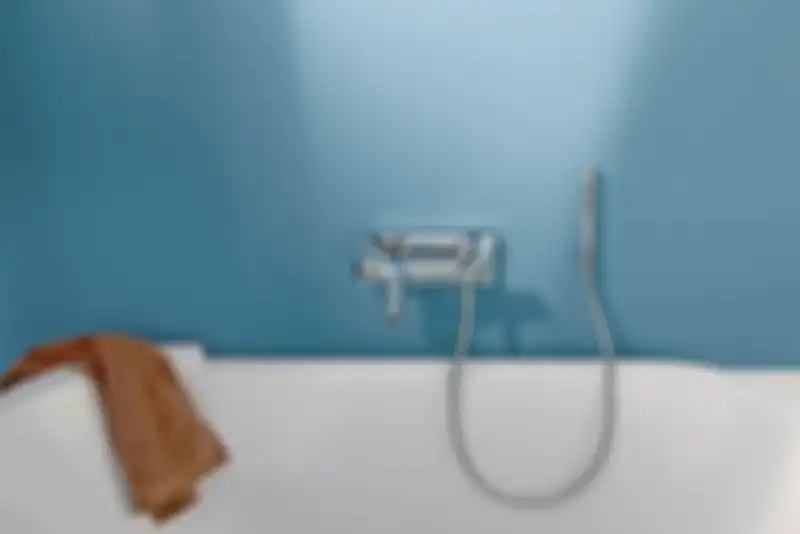 Selain lantai, keran dan bak mandi atau bathtub area paling sering terjadi kebocoran.