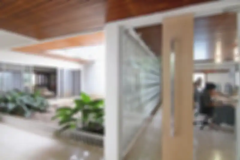 Pemisahan akses dilakukan pada desain WOHO untuk menjaga privasi penghuni rumah dan pekerja. 