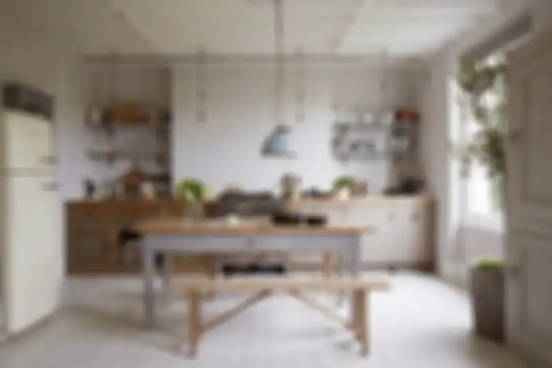 Desain dapur fungsional dengan peralatan lengkap memasak. 