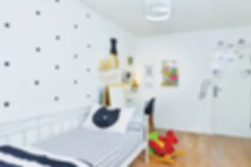 Kamar anak didesain simpel dengan skema warna monokrom.