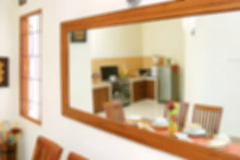 Cermin besar yang ada di ruang makan membuat dapur terekspos cukup jelas