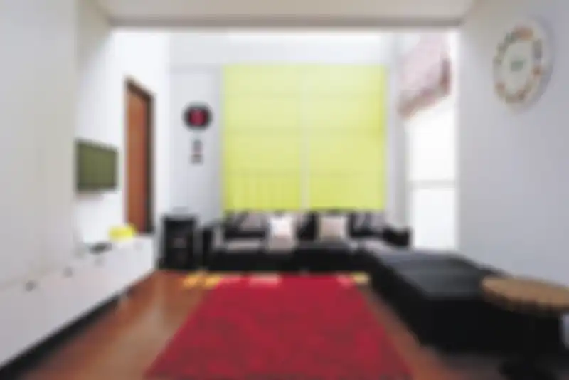 Ruang keluarga dengan desain storage yang dibuat sangat personal.