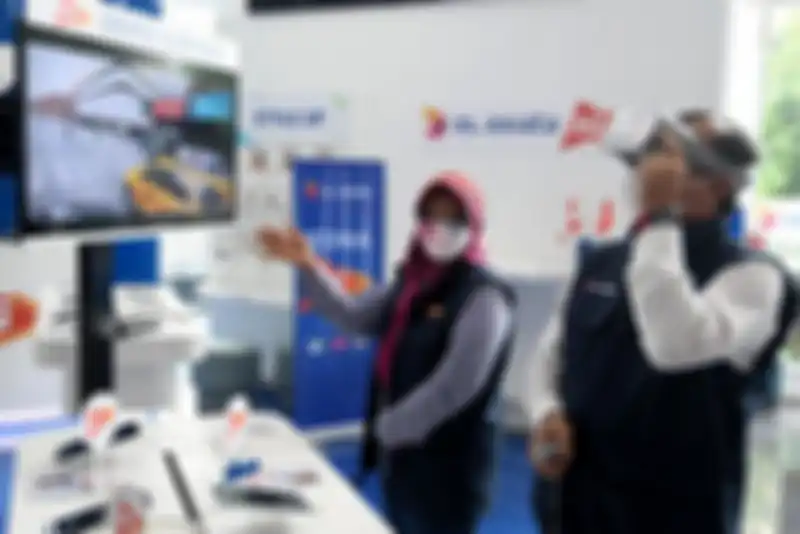  CEO XL Axiata, Dian Siswarini (kiri) dan CTO XL Axiata, I Gede Darmayusa (kanan) mencoba demo layanan 5G yang di XL Center, Jakarta, Rabu (18/8)