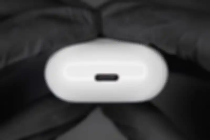 Modifikasi AirPods dengan Port USB-C