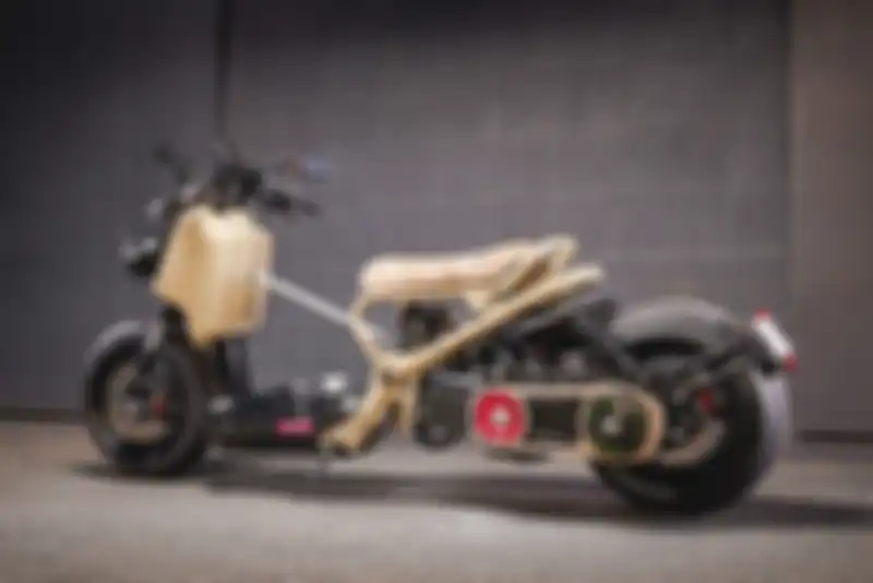 Tampak samping belakang modifikasi motor Honda Zoomer.