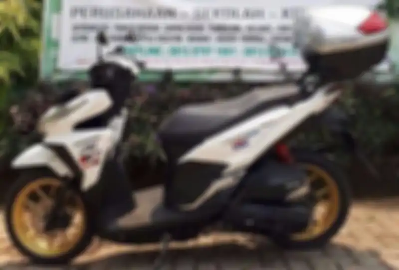 Pelek lebar V-Rossi terpasang di Honda Vario