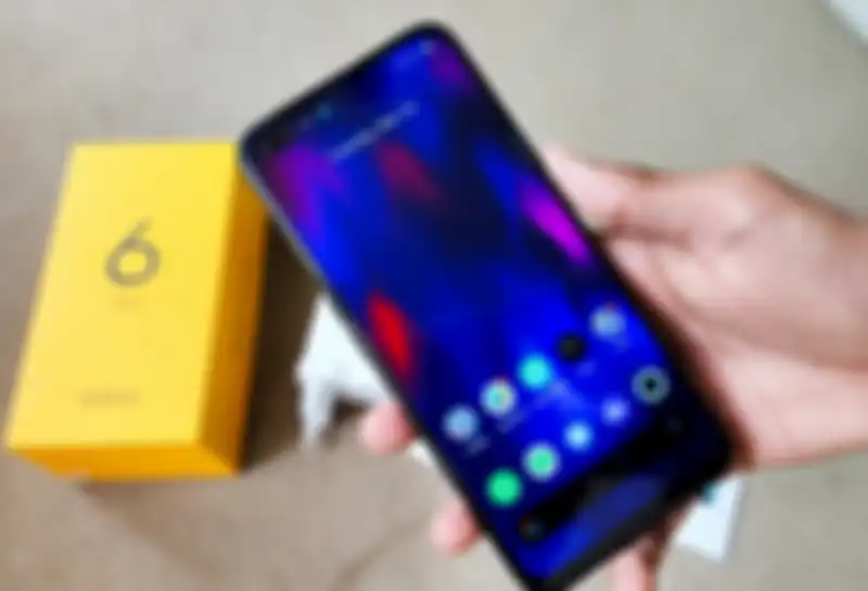realme 6 pro saat digenggam satu tangan