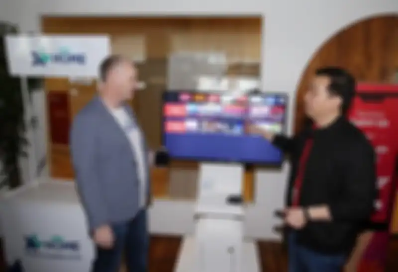 Group Head Home Business XL Axiata, Robert Edward Langton dan Deputy CEO Vidio, Hermawan Sutanto dalam kerjasama XL Home dan PT Vidio Dot Com ( Vidio ) di Jakarta. Jumat (22/11)