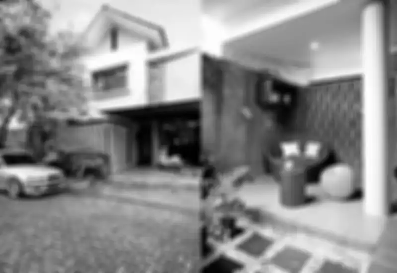 Dinding depan dengan I-brick (material alternatif praktis pengganti bata merah), membuat hunian tampil natural.