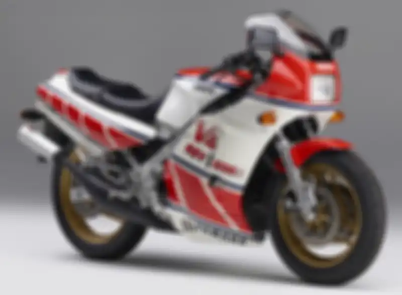 Motor Yamaha RZV500R.