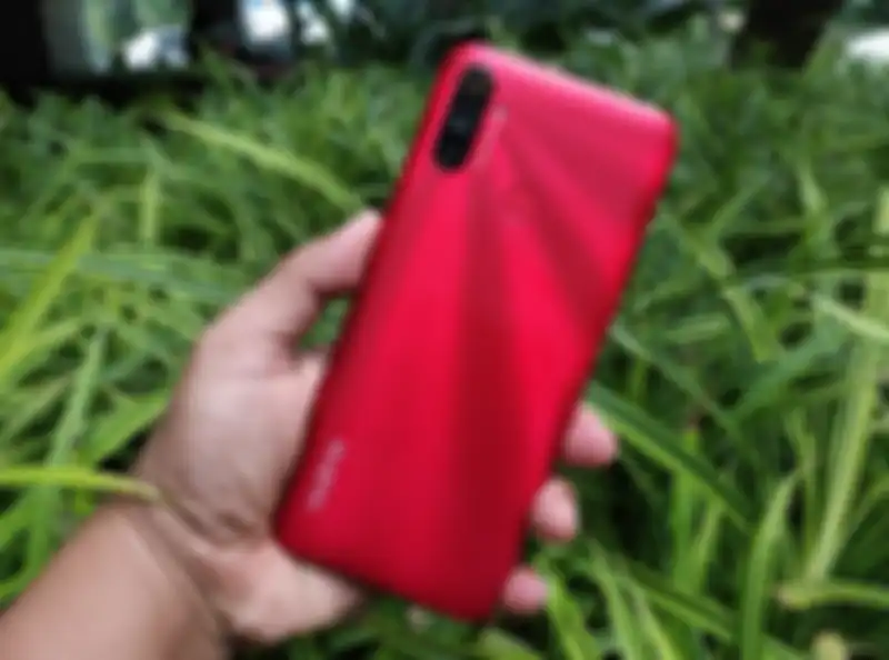 realme C3 tampak belakang, warna Merah Terik