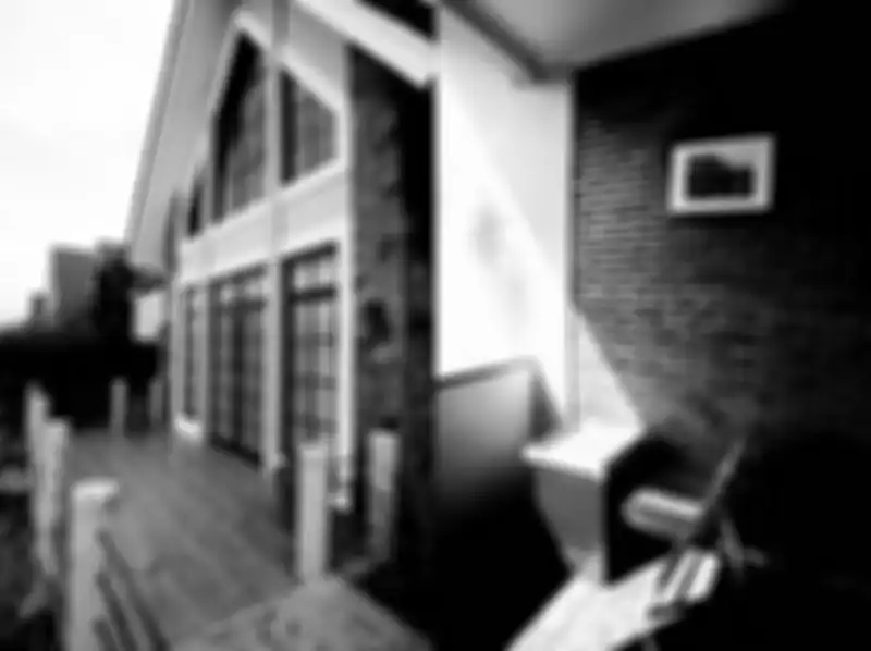 Sinar matahari yang masuk ke dalam rumah sebaiknya dipantulkan terlebih dahulu.