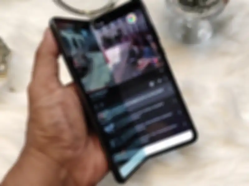 Galaxy Fold dalam posisi layar akan dilipat