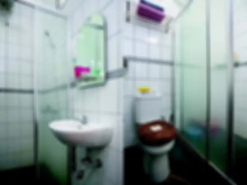 Ilustrasi kamar mandi dengan kloset. Jangan biarkan air tercecer.