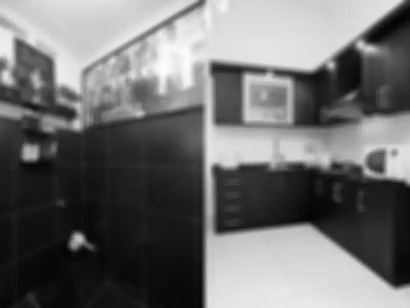 Binmgkai besar dengan gambar-gambar ekspresif yang sangat proibadi diaplikasikan di kamar mandi.