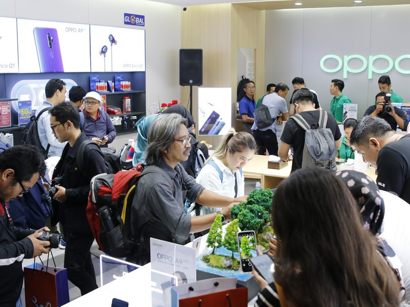 Suasana Oppo Store di Central Park Mall