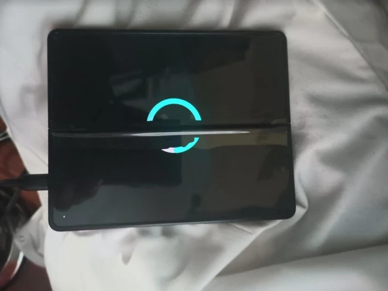 Samsung Galaxy Z Fold3 milik pembaca PhoneArena yang dilaporkan mengalami layar retak tanpa sebab tepat di saat garansi habis.