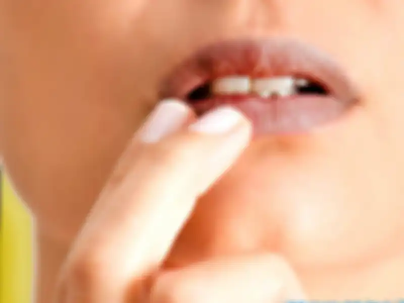 warna bibir gelap, ini bahan alami untuk cerahkannya