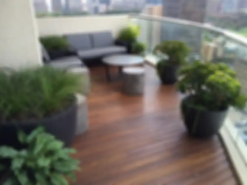 Teras di balkon asri dnegan unsur tanaman.