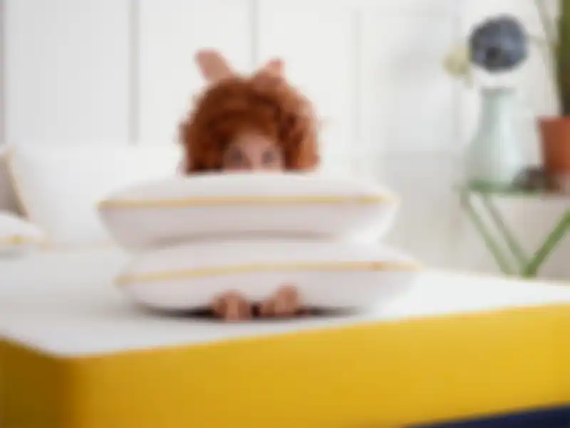 Gunakan banyak bantal untuk buat kamar jadi hangat