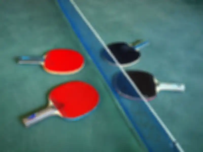 Ilustrasi bet tenis meja yang berbeda warna kedua sisinya