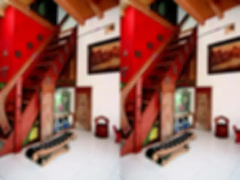 Tangga kokoh berdesain simpel sebagai akses ke ruang attic terbuat dari kayu jati.