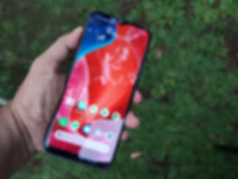 realme C15 sisi depan di bawah sinar matahari