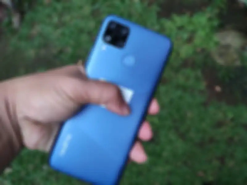 realme C15 warna biru laut di sisi belakang