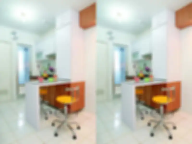 Dapur ceria untuk pasangan muda di apartemen mungil.
