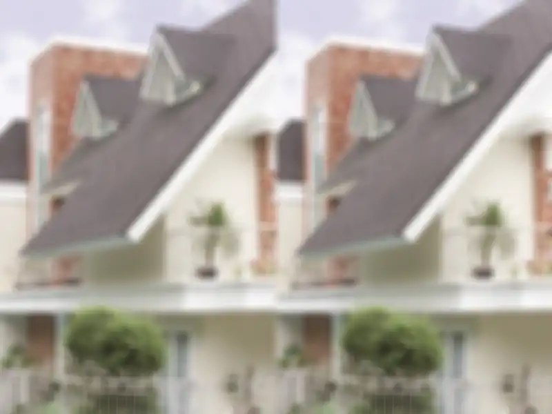 Atap miring jadikan tampilan rumah memesona di samping juga lebih aman dari bocor.