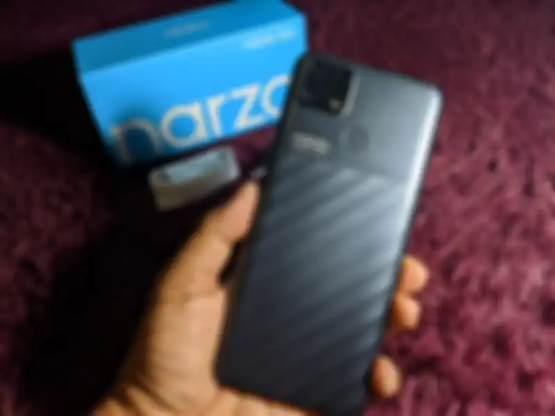 realme Narzo 30A tampak belakang, dengan tekstur bodi kesat
