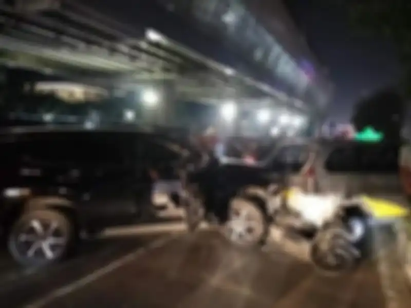 Sopir Pajero tersangka kecelakaan depan menara Saidah tidak ditahan. Kondisi anak korban yang jadi yatim piatu bikin pingsan sang nenek.