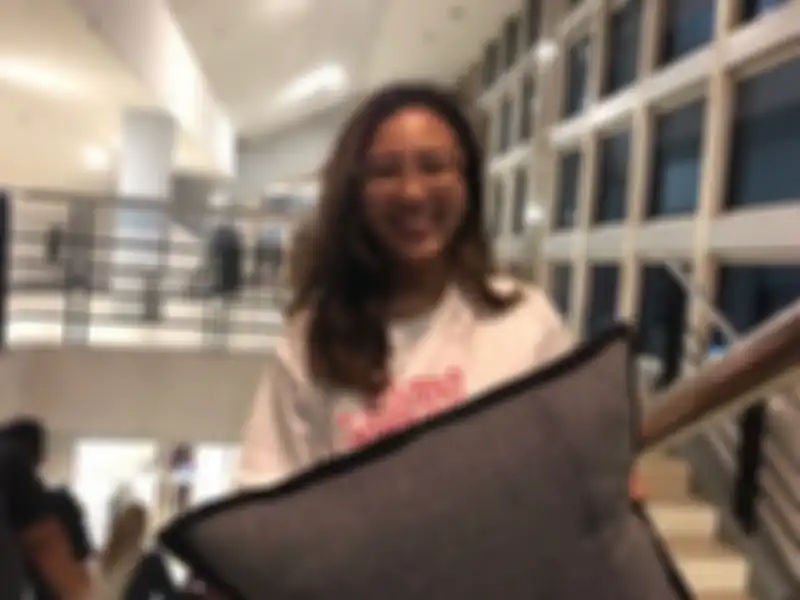 Cicilia Elsa, Isyanation asal Malang yang beruntung dapet bantal Isyana!
