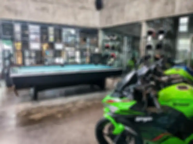 Ada meja biliar sampai kedai kopi di main dealer Kawasaki Surabaya milik PT Surapita Intitrans 