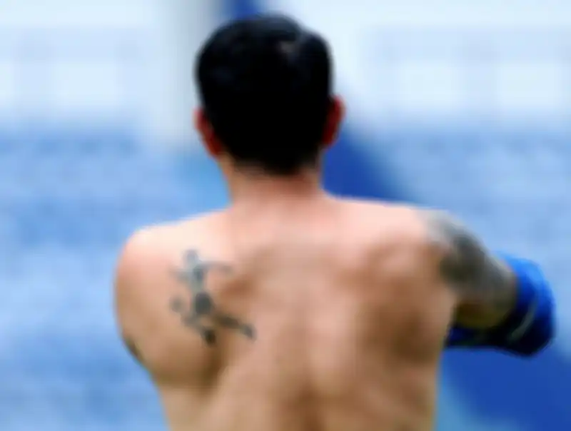 Tato di punggung kiri Esteban Viscarra yaitu Diego Maradona.
