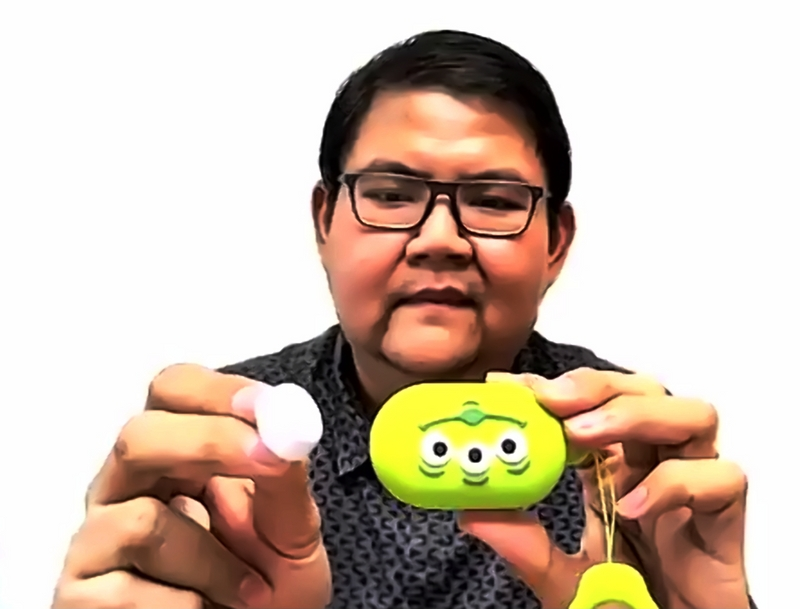 Enco W11 Disney ditampilkan oleh  Aryo Meidianto A, PR Manager OPPO Indonesia.