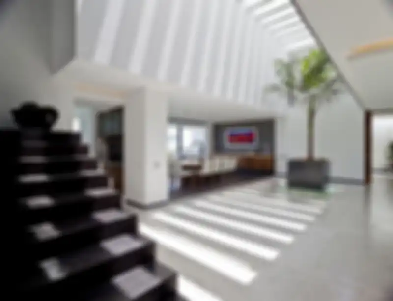 Ruang kelurga dengan ventilasi berupa skylight.