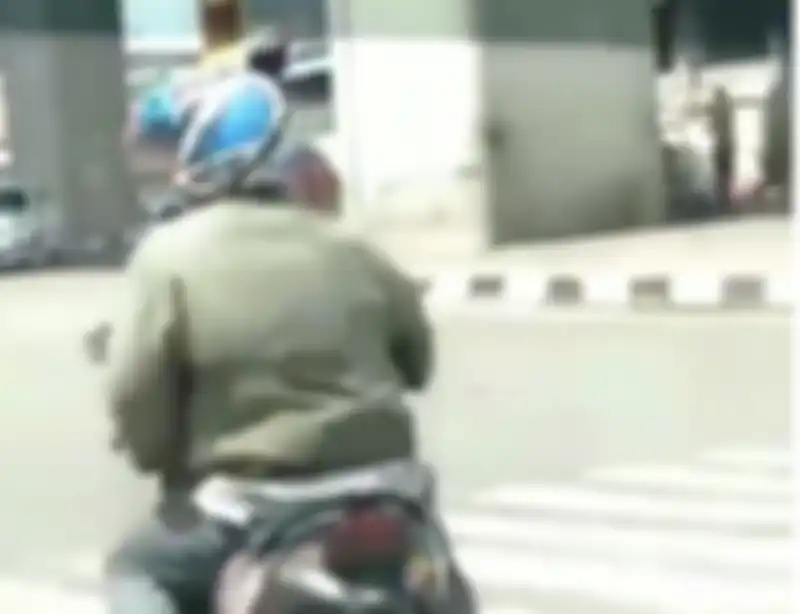 Seorang pemotor ogah menurunan kaki saat di lampu merah