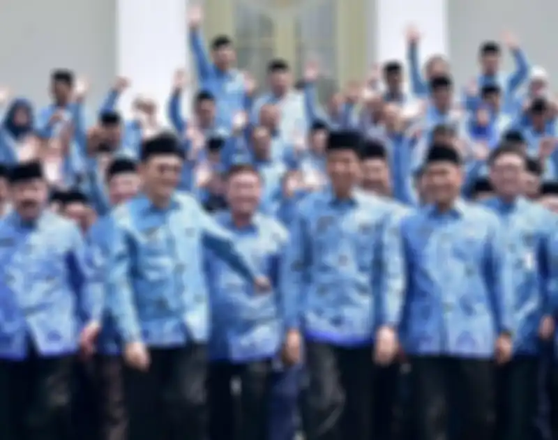 Presiden Jokowi saat bersama PNS. Rencananya, gaji ke-13 PNS 2021 akan cair pada bulan Juni. 