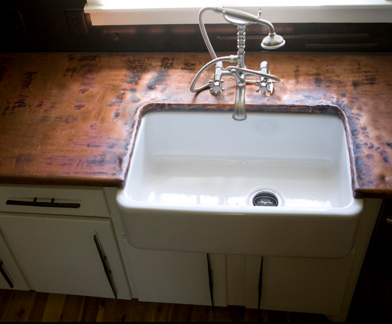 Tembaga digunakan sebagai table top di dapur.