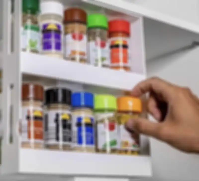 Koleksi bumbu dapur ditata biar foto dapur mungil kian tampak rapi. Bumbu dapur juga lebih awet dengan 9 trik simpel ini.