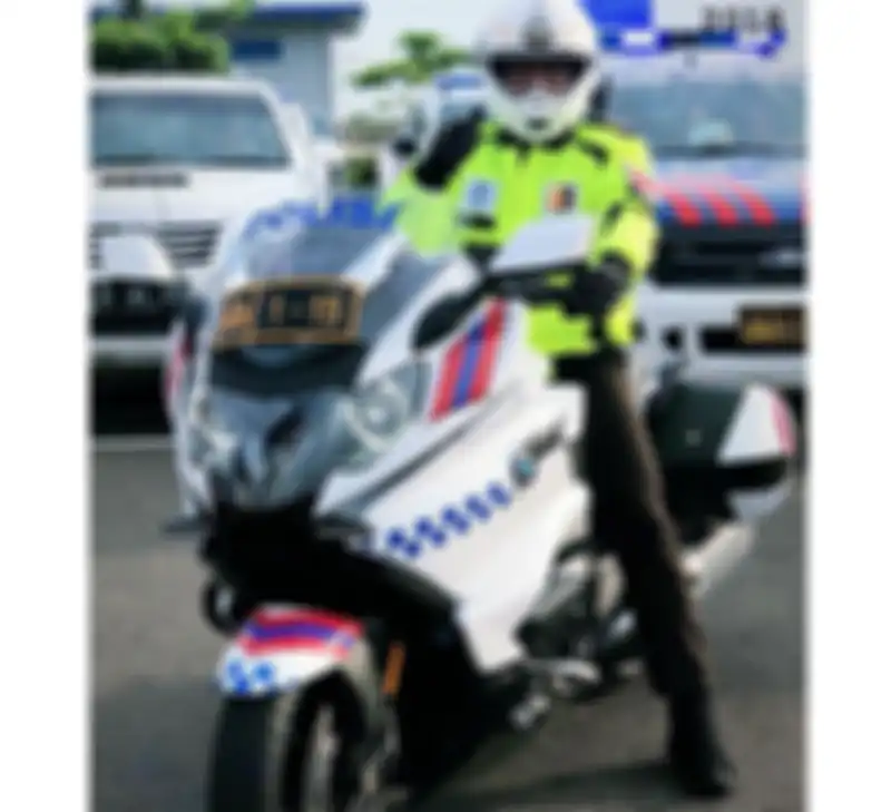 Irjen Pol Drs. Royke Lumowa mengendarai BMW K 1600 B untuk melakukan pengecekan jalur terkait pengam