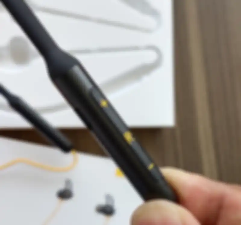 realme Buds Wireless bisa dikontrol lewat remote tiga tombol