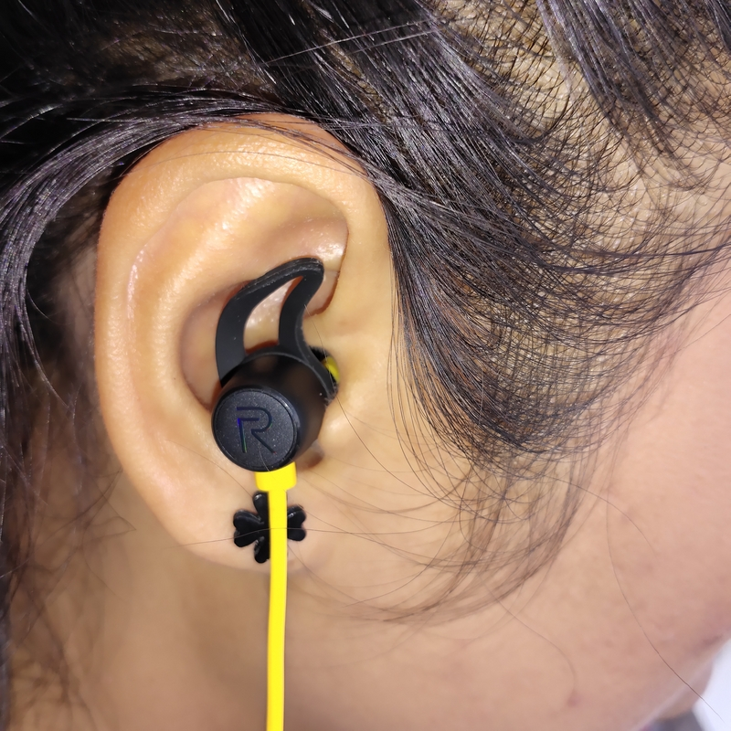 realme Buds Wireless saat dipakai di telinga