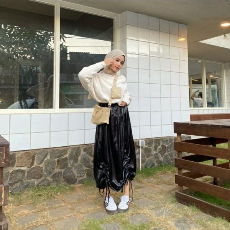 Model rok kekinian yang lagi ngetren buat hijabers: leather skirt