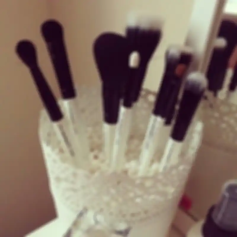 Pot yang dihias dengan cantik bisa digunakan sebagai make up organizer